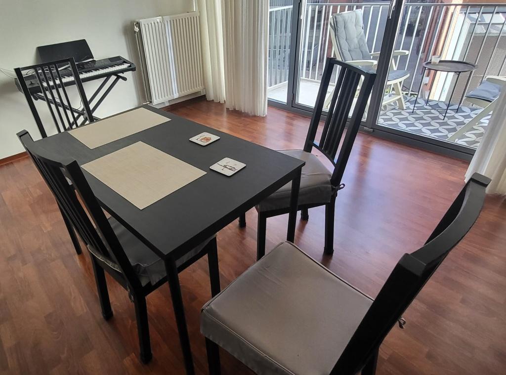 zwarte eettafel/ blackdining table, Huis en Inrichting, Tafels | Eettafels, 100 tot 150 cm, Zo goed als nieuw, Vier personen, Grenenhout