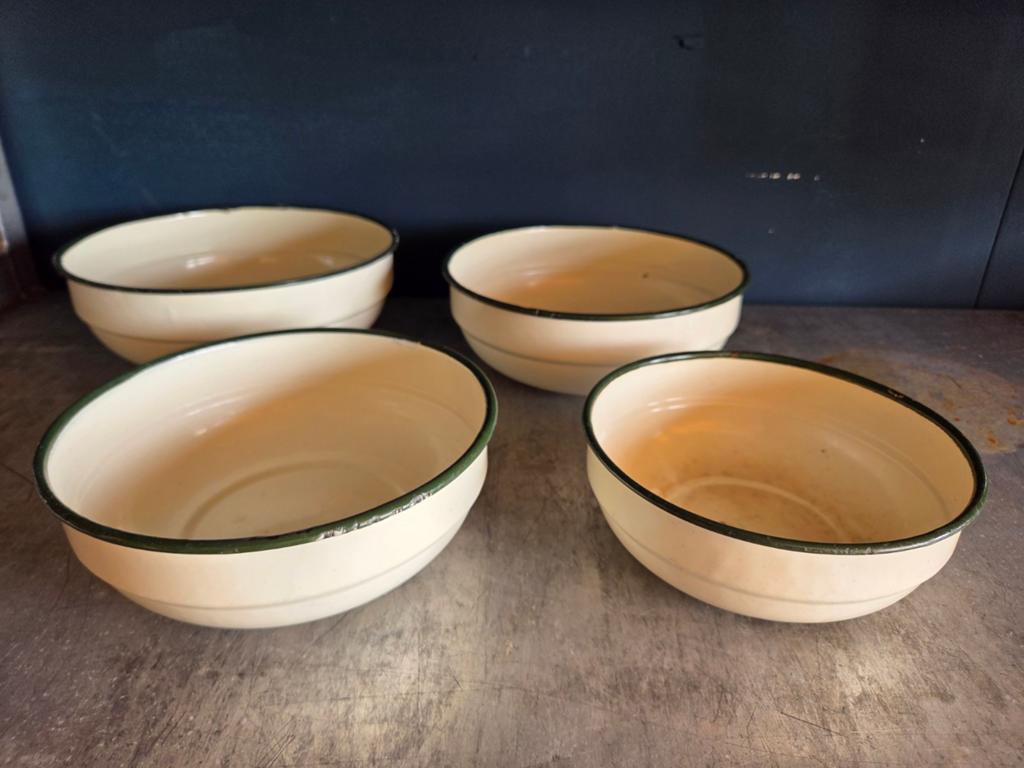 Vintage brocante emaille schalen crème met donkergroene rand, Ophalen