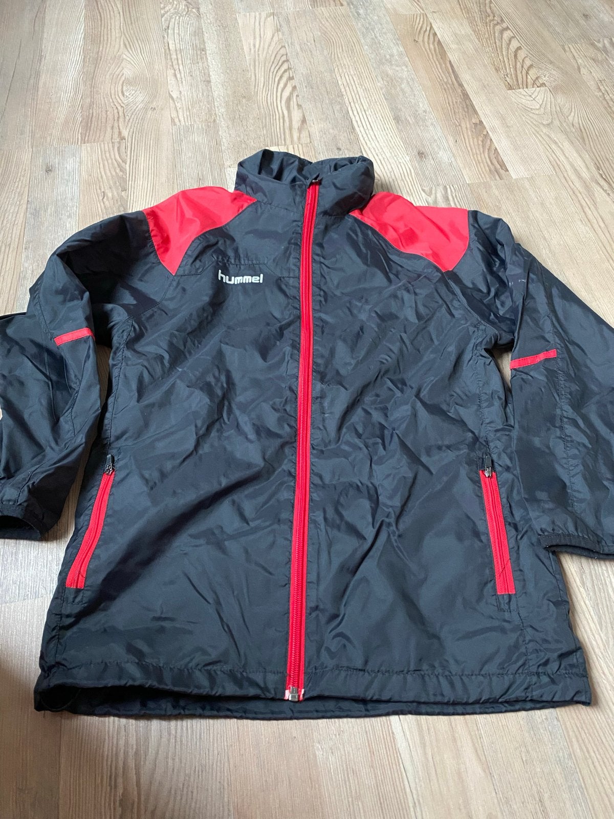 Hummel jas met opgerolde capuchon - Maat 140, Kinderen en Baby's, Kinderkleding | Maat 140, Gebruikt, Jongen of Meisje, Jas, Ophalen of Verzenden