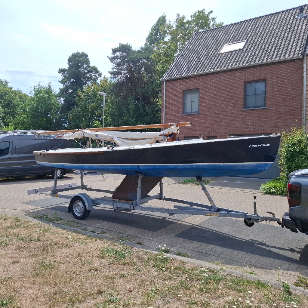Zeilboot valk met wegtrailer en buiteboordmotor