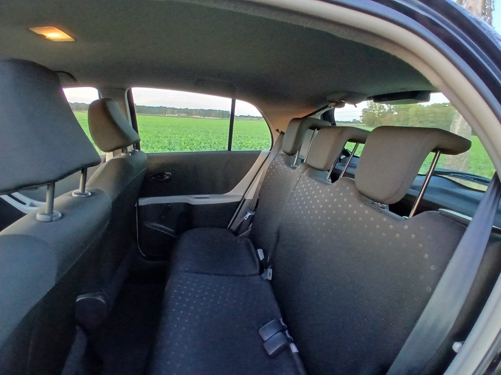 Foto 11 van Toyota Yaris 1.3 16V AIRCO 5 deurs NIEUW APK