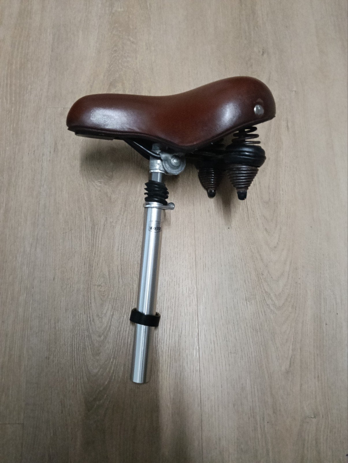 Edge fietszadel met vering en Post Moderne zadelpen, Fietsen en Brommers, Edge, Post Moderne, Gebruikt, Leer, Stadsfiets