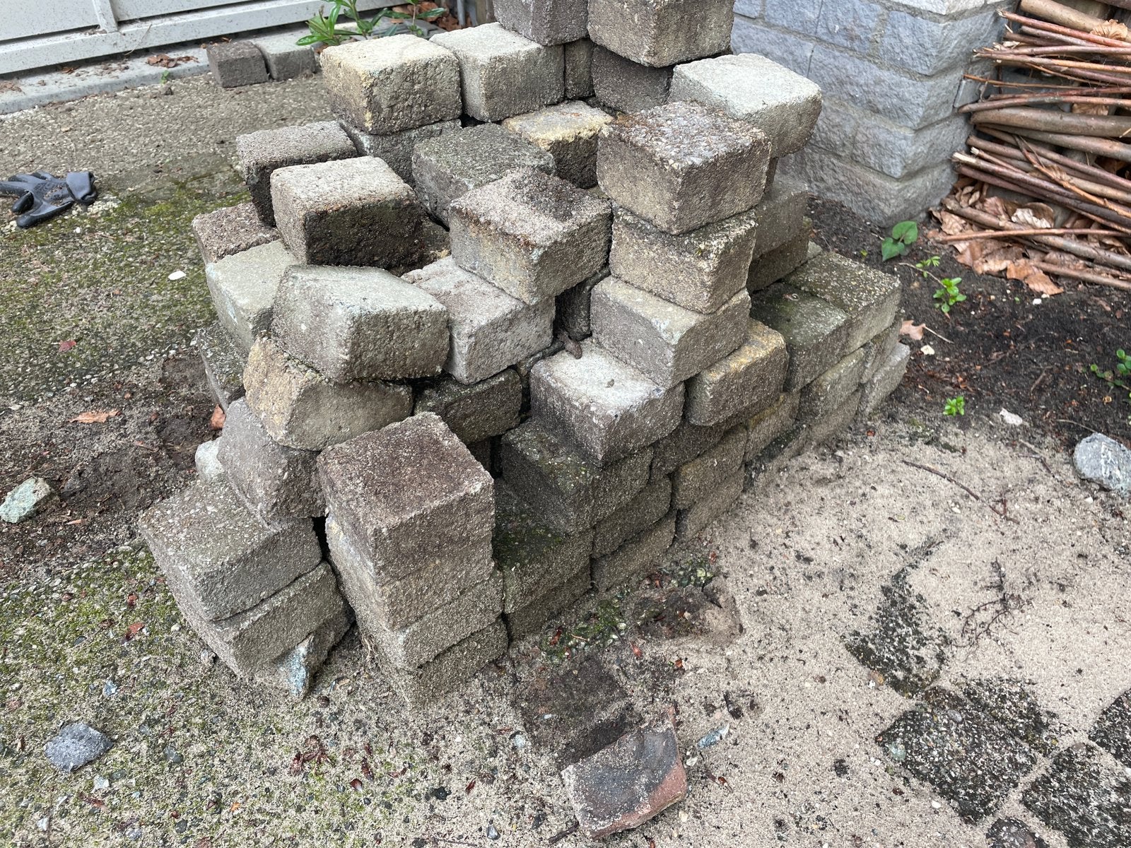Beton klinkers (90-100) gebruikt gratis op te halen bl, Ophalen, Zo goed als nieuw, Beton, Klinkers
