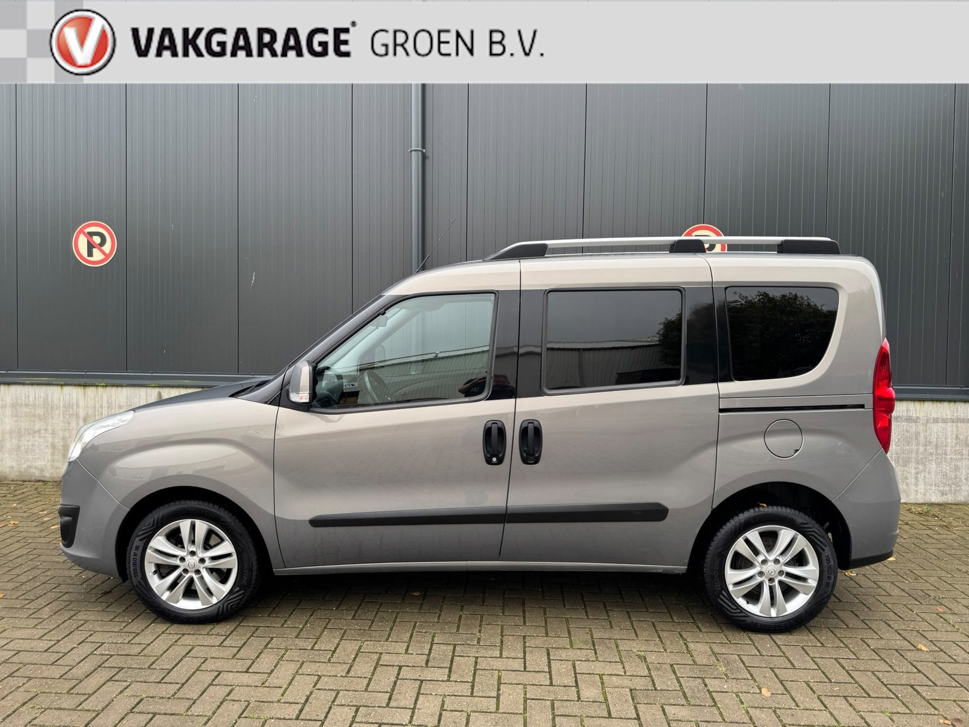 Opel Combo Tour 2.0 CDTI L1H1 Cosmo / climate / cruise / tre, Voorwielaandrijving, Euro 5, Zwart, Bruin