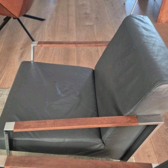 2x Harvink Banjer fauteuils , Leer Basalt, noten armlegger., Huis en Inrichting, Gebruikt, 75 tot 100 cm, 50 tot 75 cm, Modern, Tijdloos, Design