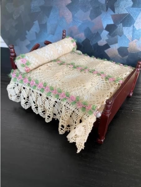 Poppenhuis tweepersoons ledikant met toebehoren, Ophalen of Verzenden, Zo goed als nieuw, Decoratie