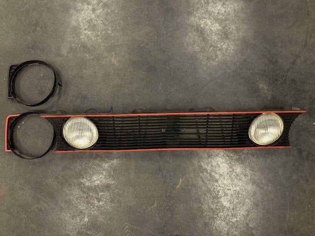Volkswagen Golf MK grill met beschadiging., Ophalen