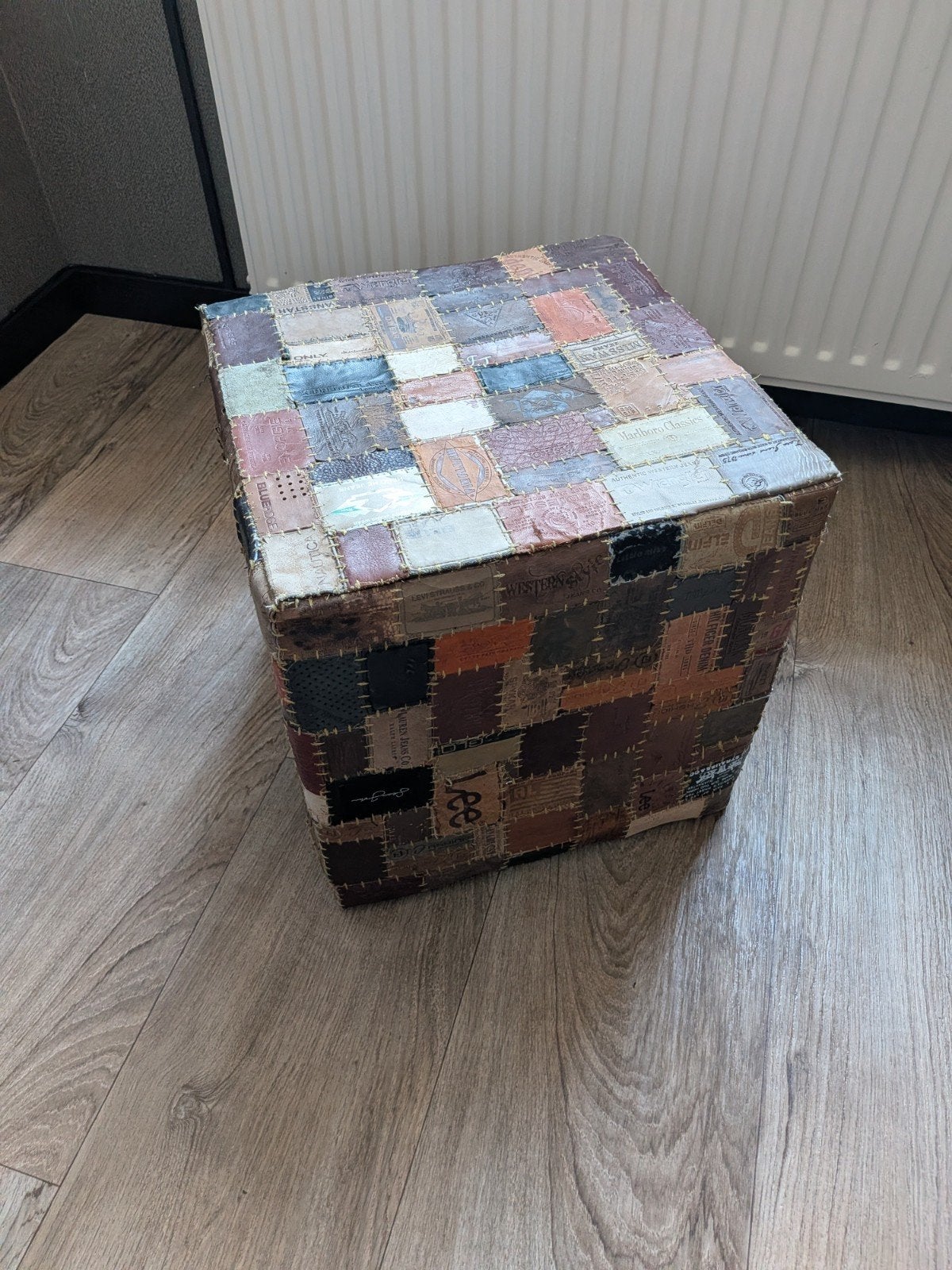Poef van Brinker Carpets met spijkerbroek labels 40x40cm, Ophalen