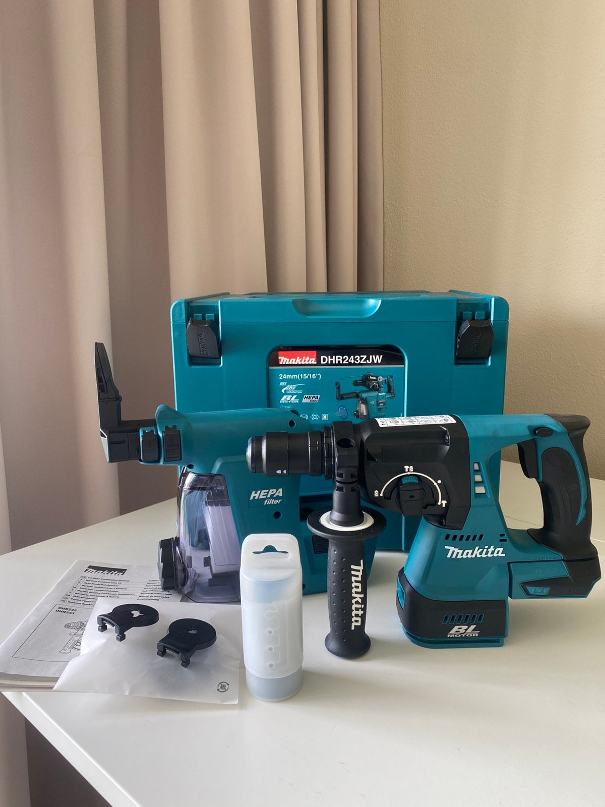 Makita DHR243ZJW 18V SDS+ Boorhamer + DX07 Stofafzuiging, Ophalen of Verzenden, Zo goed als nieuw, Boor- en/of Breekhamer