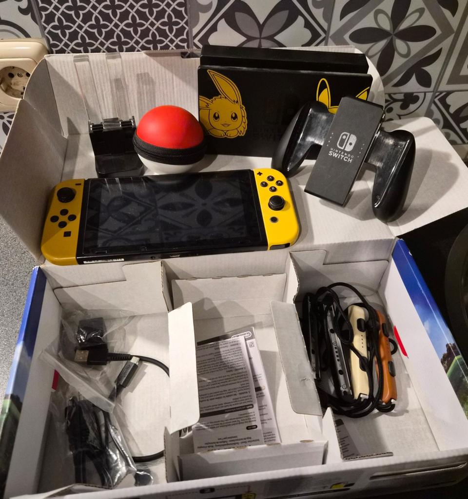 Nintendo Switch Pikachu & Eevee Editie + Poké Ball Plus, Ophalen, Zo goed als nieuw, Met 2 controllers, Switch Original