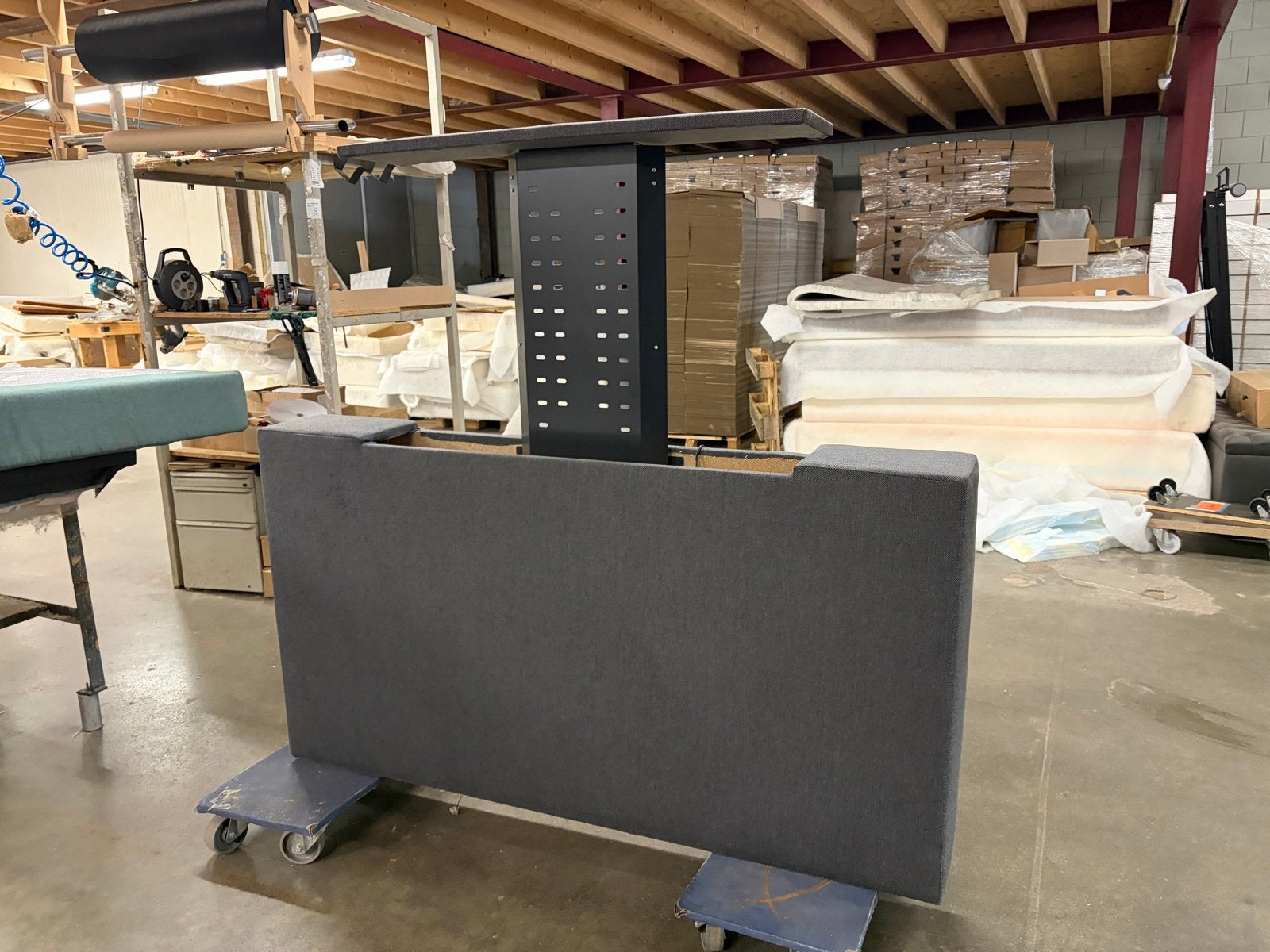 Voetbord tv lift - Nieuwstaat showroommodel, 100 tot 150 cm, 150 tot 200 cm, Ophalen of Verzenden, Zo goed als nieuw
