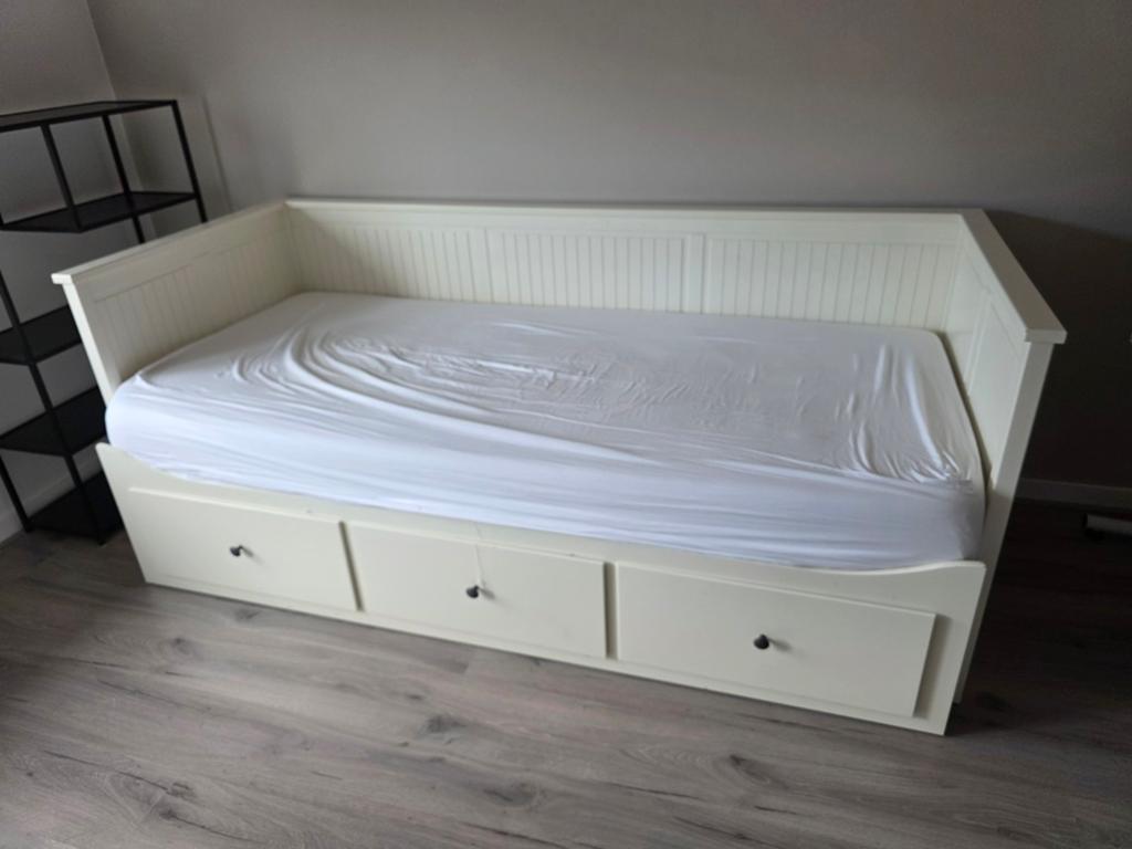 IKEA Hemnes uitschuifbaar bed met twee matrassen en lades, Huis en Inrichting, Slaapkamer | Bedden, Ophalen, Gebruikt, Wit, Tweepersoons