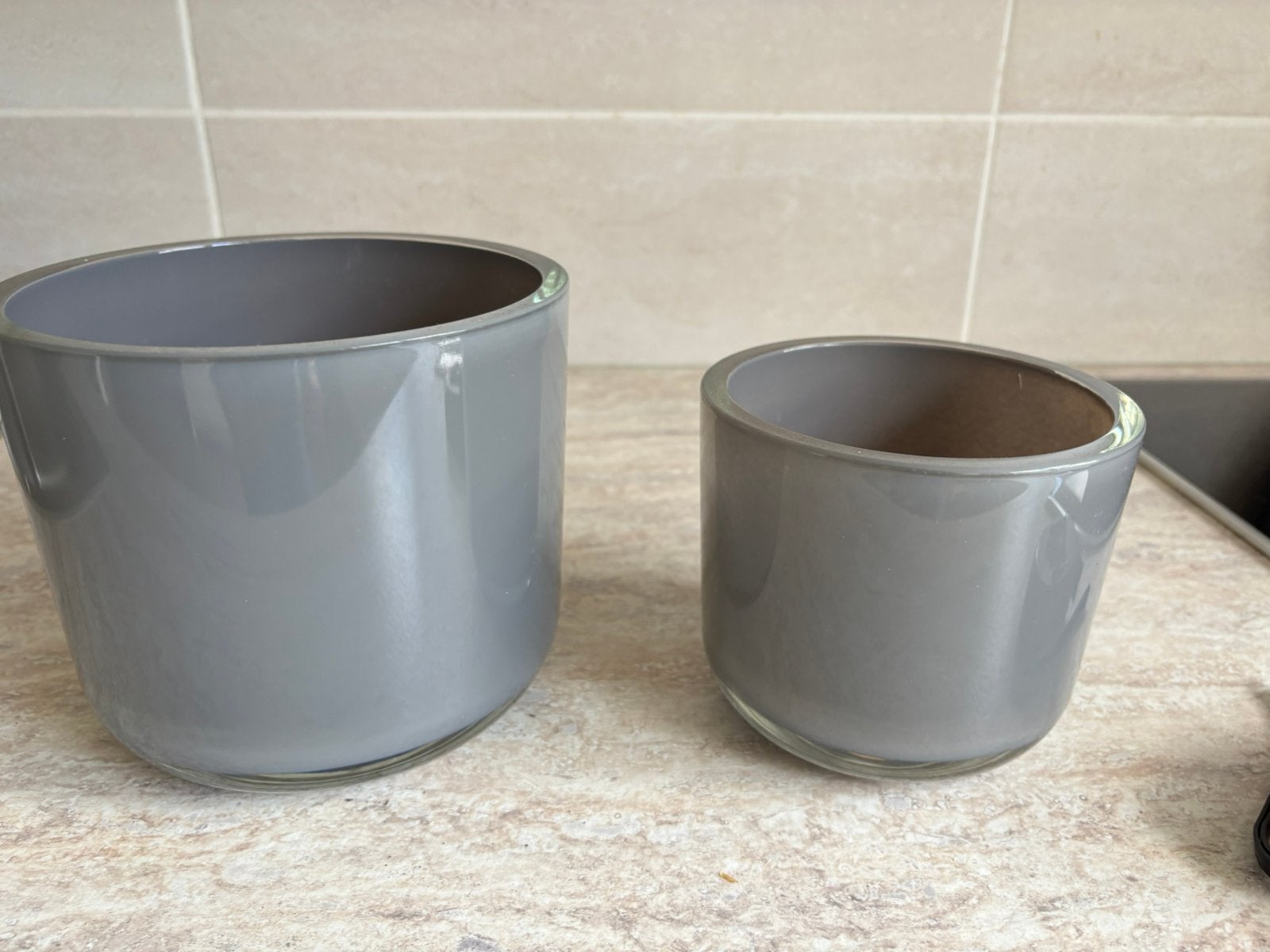 Set van 2 grijze bloempotten, Tuin en Terras, Ophalen, Overige materialen, Rond, Binnen