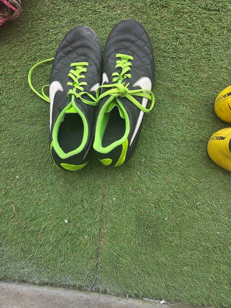 Voetbalschoenen zwart met groene veters, Maat XS of kleiner, Ophalen of Verzenden, Schoenen