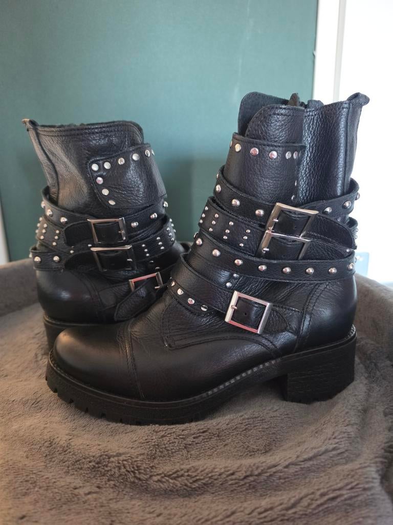 Leren enkellaarzen met studs en gespen, Kleding | Dames, Schoenen, Ophalen of Verzenden, Zo goed als nieuw, Zwart, Lage of Enkellaarzen