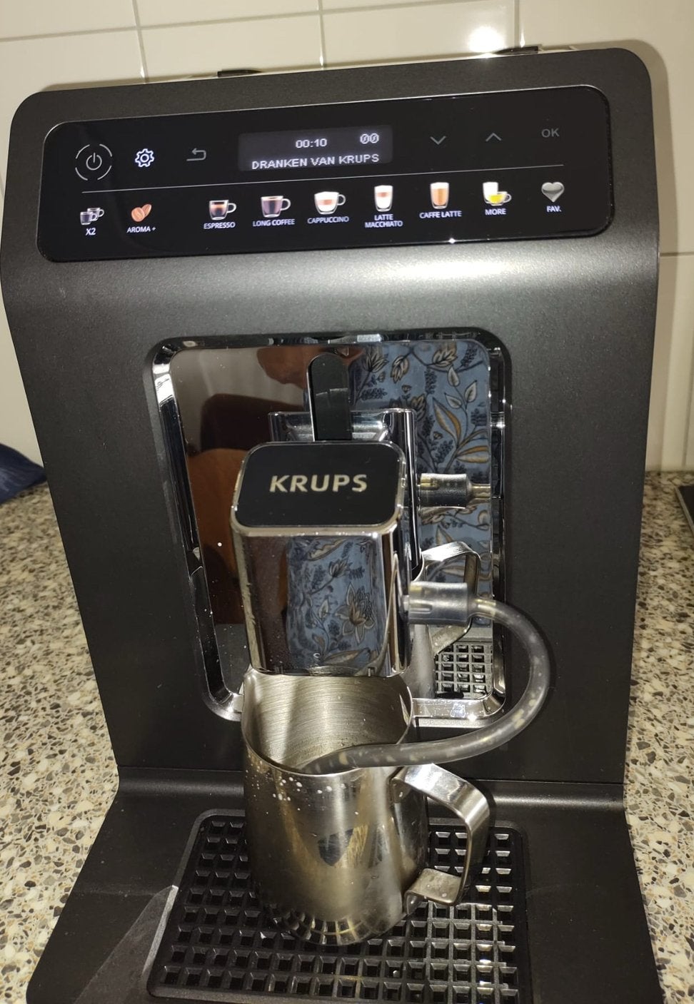 Krups volautomatische espressomachine, type EA 894T, Ophalen, Afneembaar waterreservoir, Gebruikt, Espresso apparaat