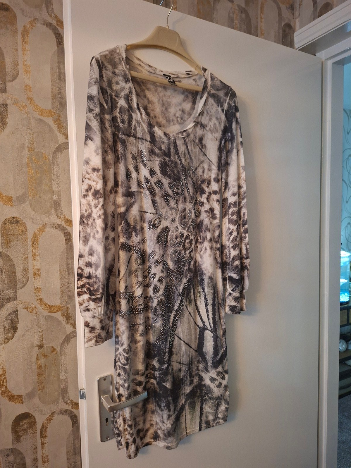Jurk bruin/zwart/grijs tinten met steentjes maat M, Kleding | Dames, Ophalen of Verzenden, Zo goed als nieuw, Maat 38/40 (M), Zwart