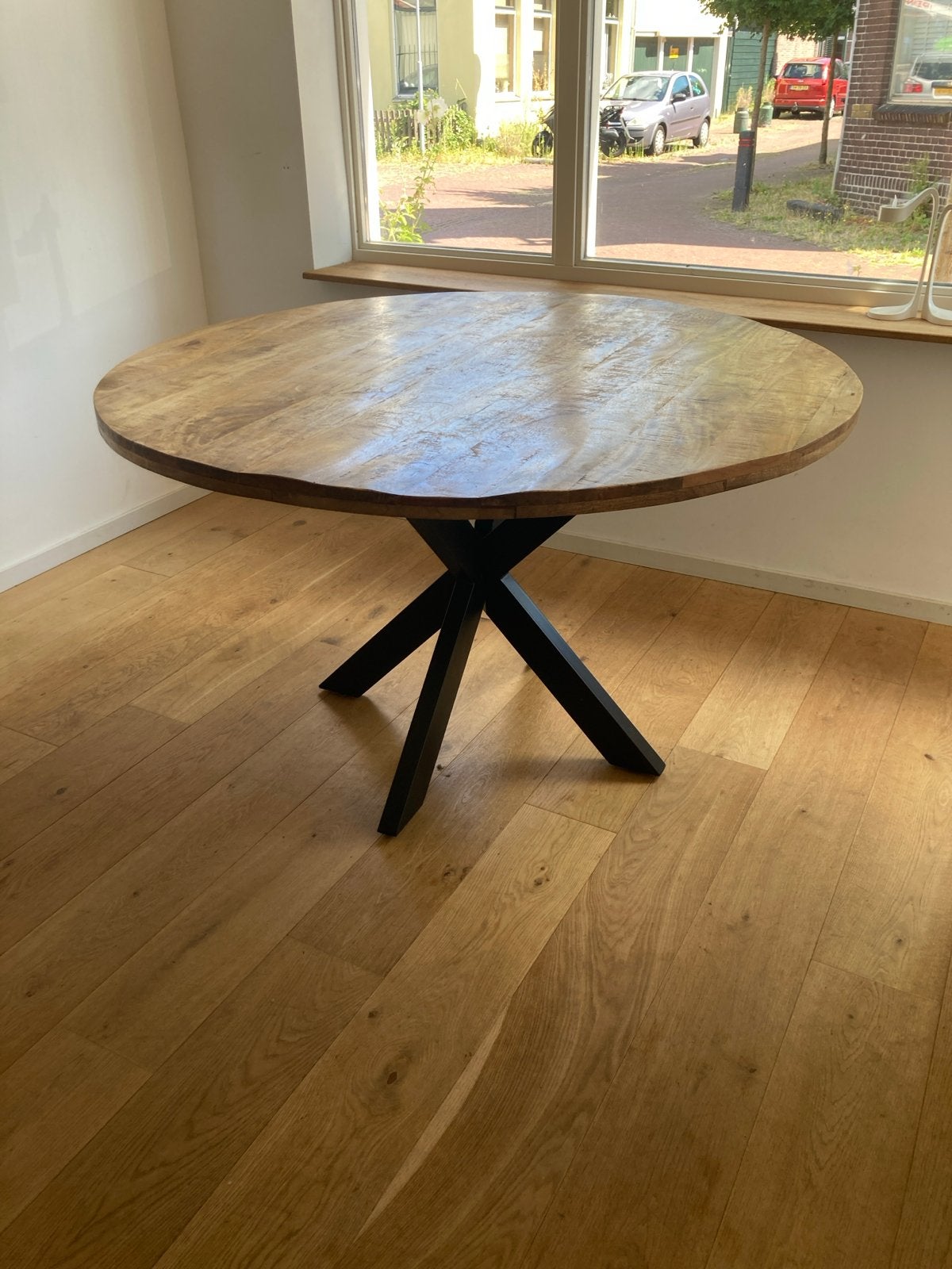 Ronde eettafel van mangohout met zwart metalen onderstel, Huis en Inrichting, Tafels | Eettafels, Ophalen, 100 tot 150 cm, Rond