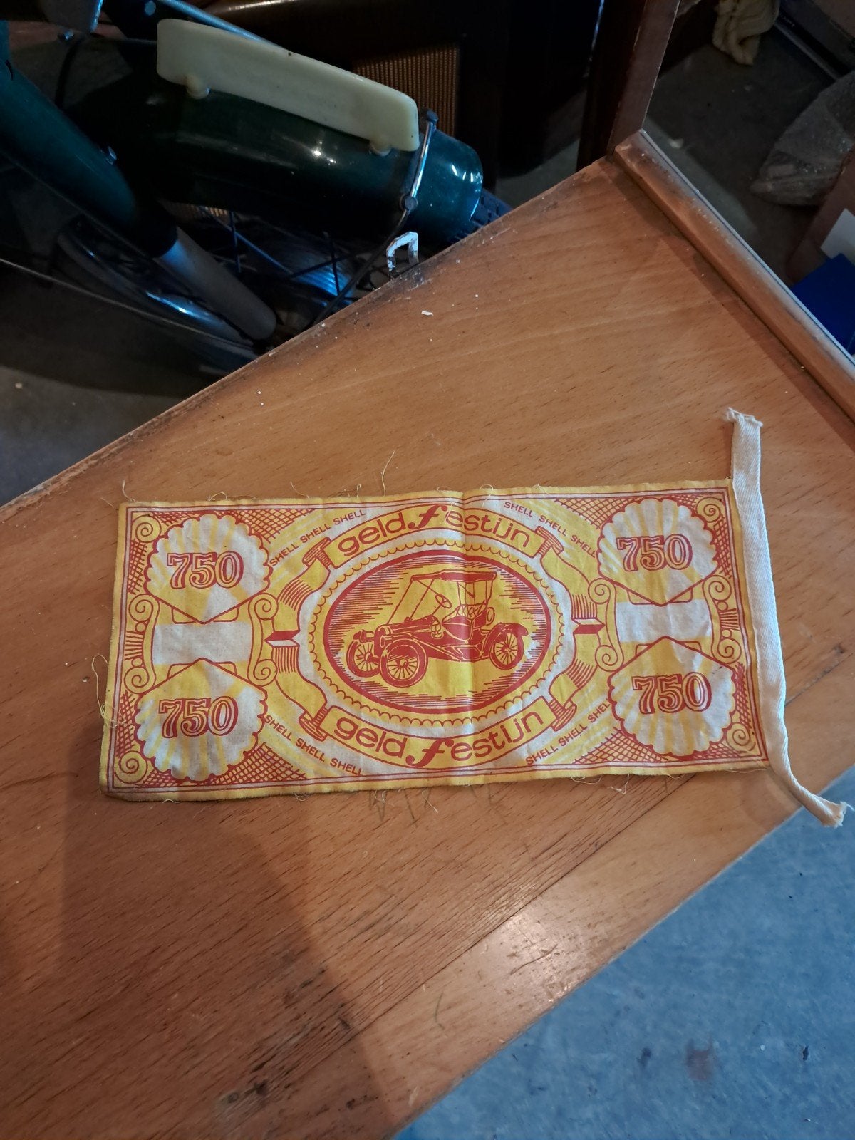 Oud shell vlaggetje. Geld festijn, Ophalen of Verzenden, Gebruikt