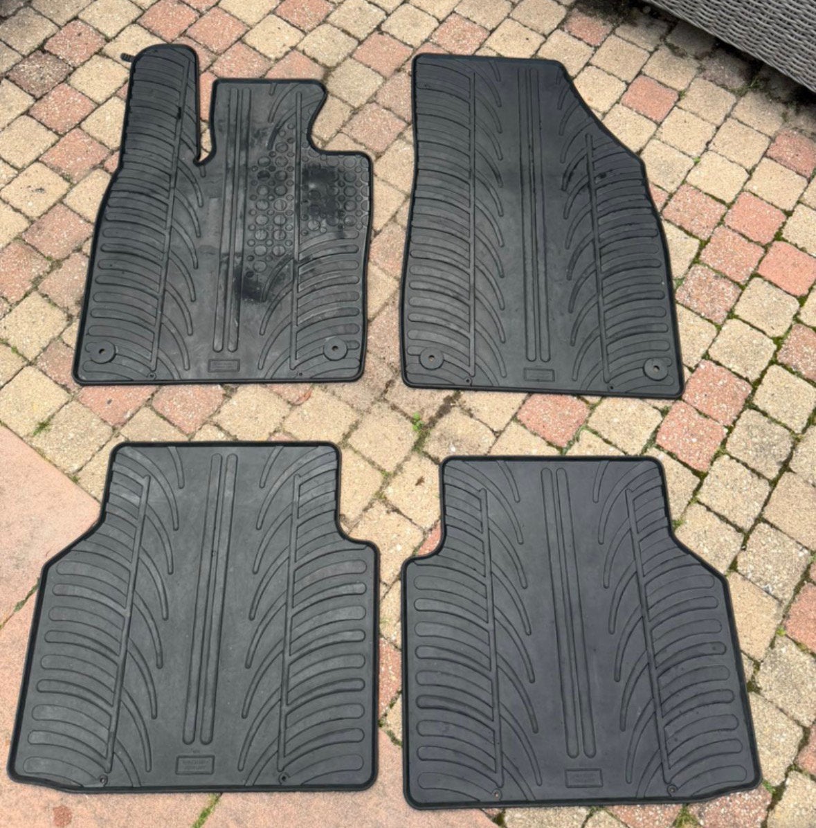 4 Rubberen automatten ID 4 VW zwart auto matten, Ophalen of Verzenden, Gebruikt