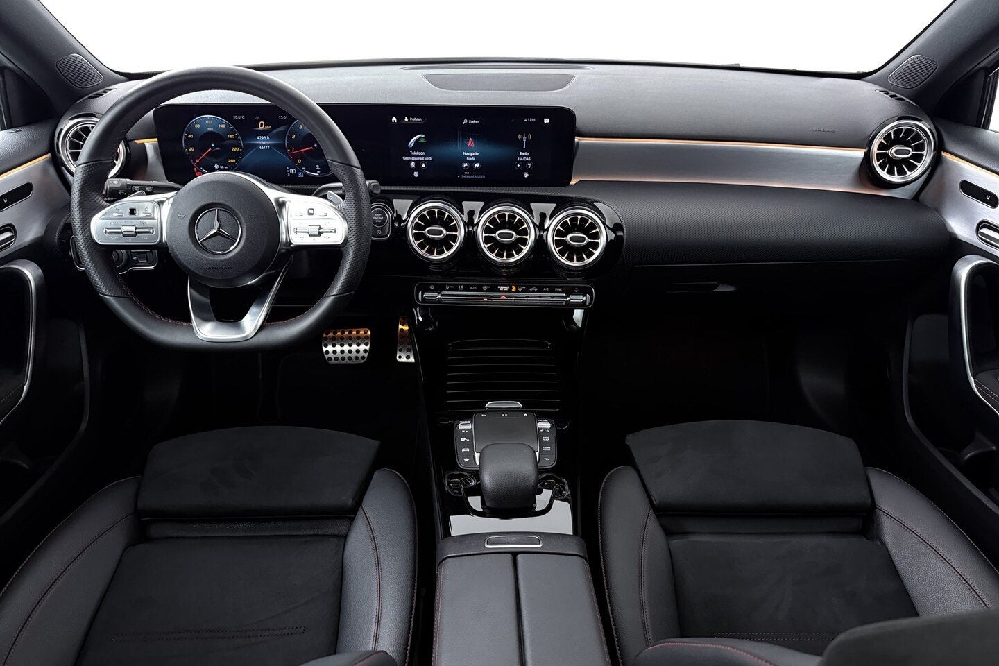 Mercedes-Benz A-Klasse 180 Business Solution AMG (PANORAMADA, Auto's, 136 pk, Gebruikt, 4 cilinders, Wit