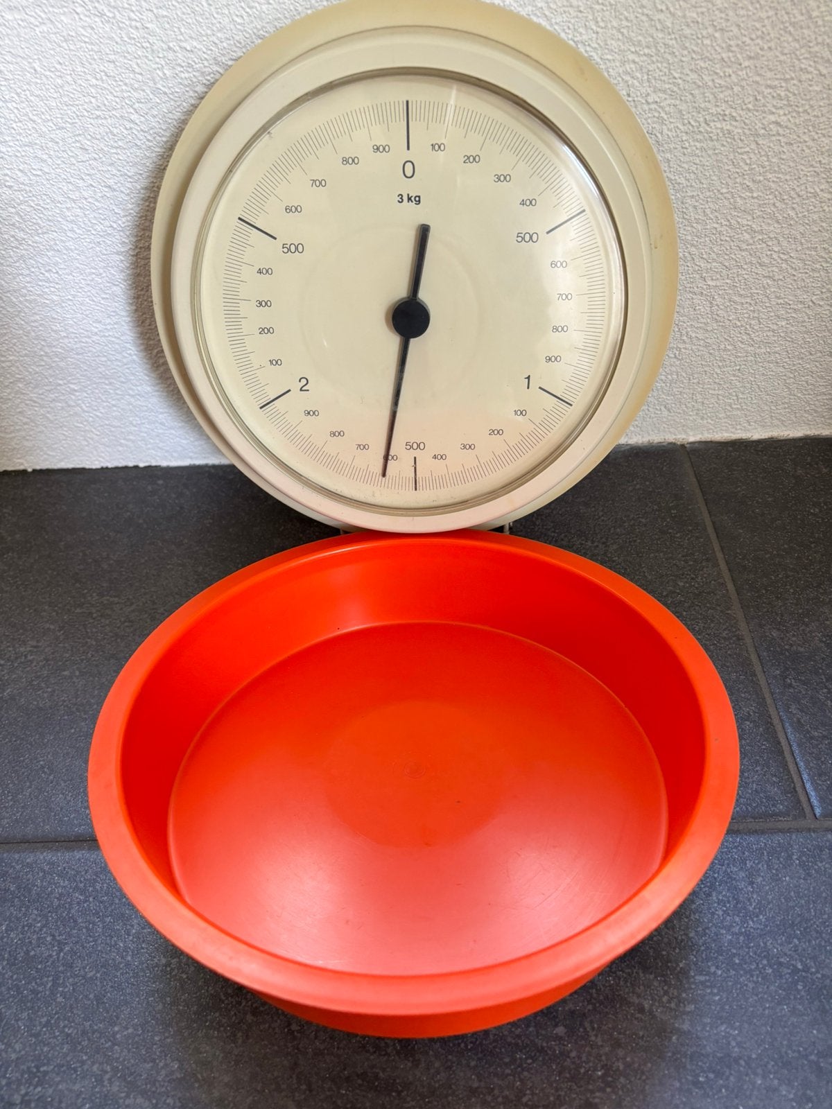Retro wand huishuid weegschaal (PMC), Ophalen, Overige materialen, Overige merken, Oranje