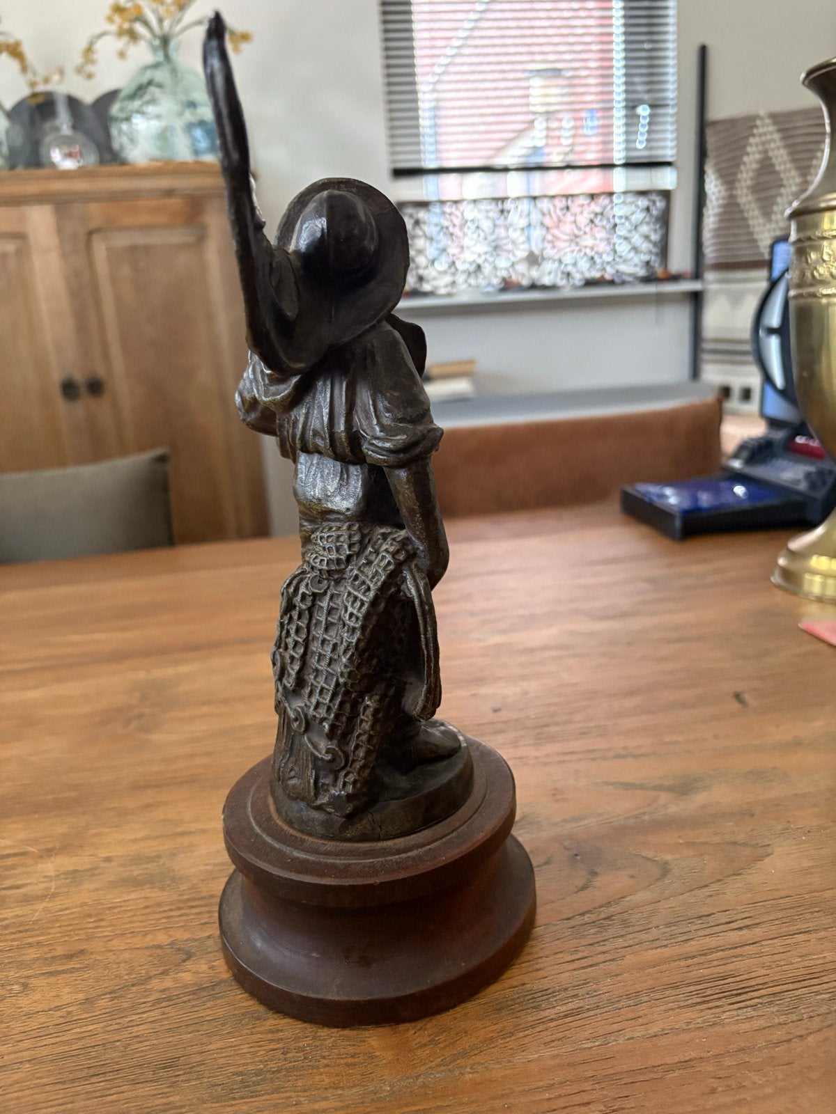 Bronzen beeld van visser op houten sokkel, Antiek en Kunst, Ophalen of Verzenden, 20 - 50 cm, Beeld, Bruin