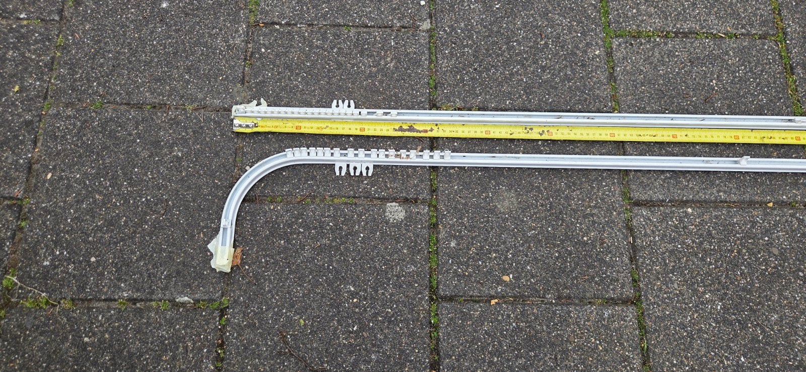 2 lange gordijnrails: 1x gebogen (310cm), 1x recht (370cm), Huis en Inrichting, Ophalen of Verzenden