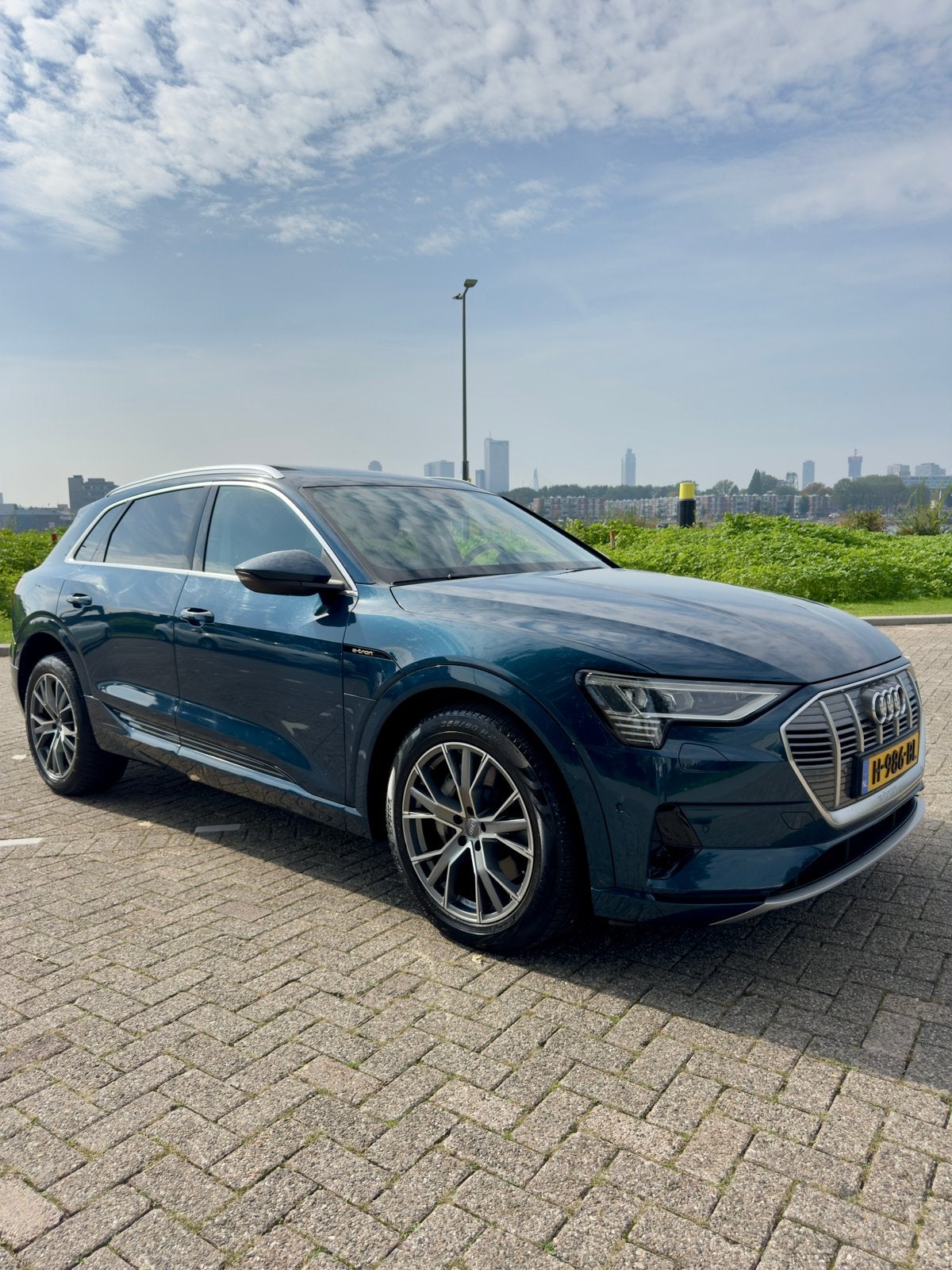 Audi e-tron 50 Quattro 2019 Blauw, Dealer onderhouden, 1800 kg, 124 €/maand, Blauw