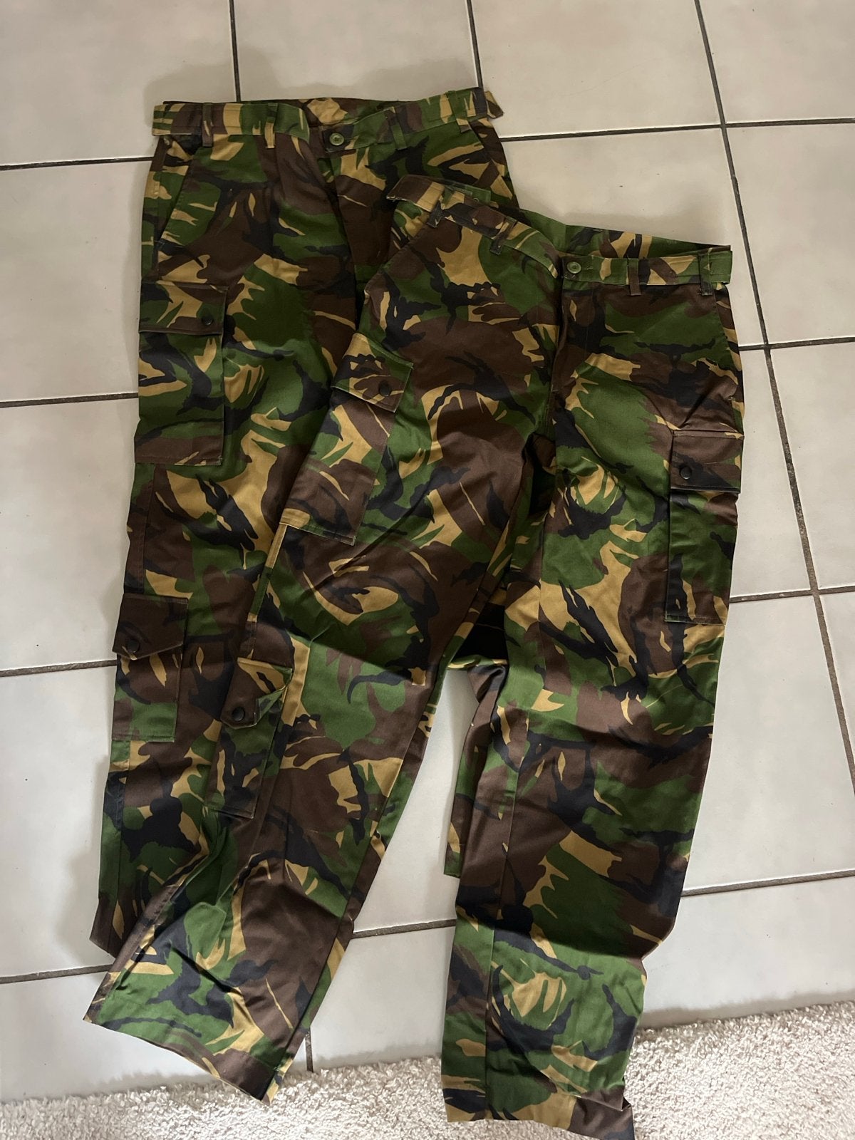 2x Militaire camouflage broek - Defensie - maat 8090/8090, Kleding | Heren, Broeken en Pantalons, Ophalen of Verzenden, Nieuw