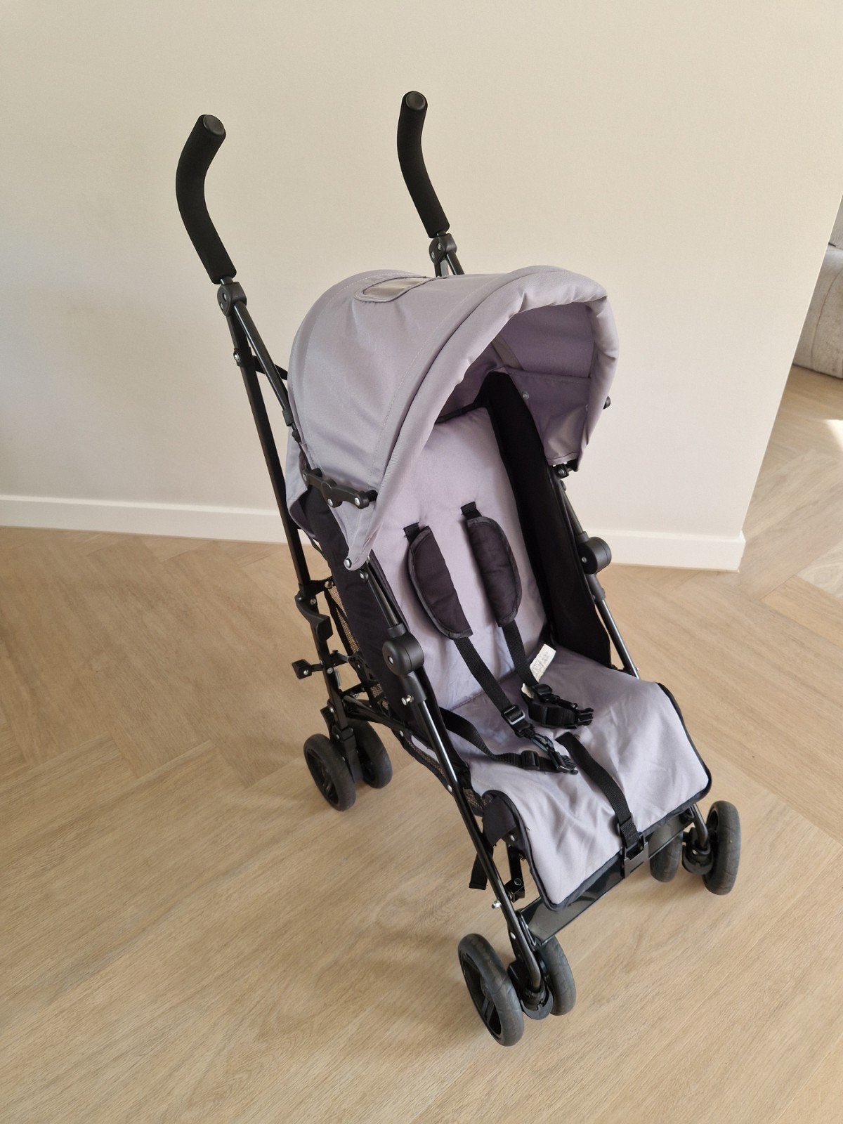 Lichtgewicht grijze buggy met zonnekap., Ophalen of Verzenden, Zo goed als nieuw, Overige merken, Verstelbare rugleuning