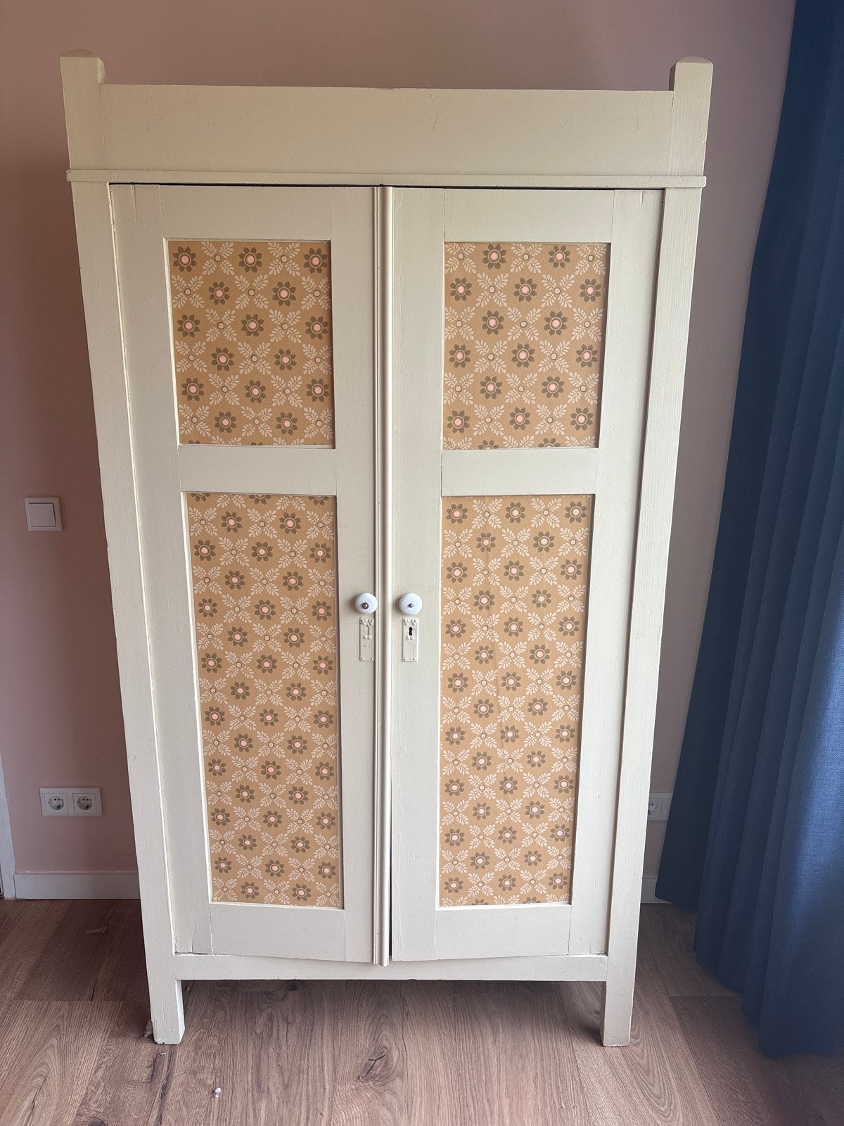 Vintage kledingkast met uniek patroon, Antiek en Kunst, Antiek | Meubels | Kasten, Ophalen of Verzenden