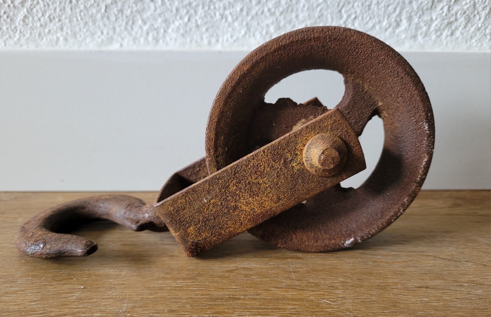 Vintage roestige katrol met haak L 20 cm.