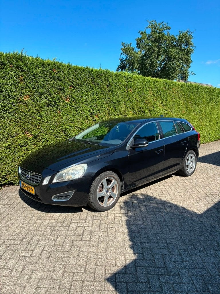 Volvo V60 179pk  2011 Zwart Trekhaak, Navi, Bluethooth, 1596 cc, Stof, Zwart, 4 cilinders