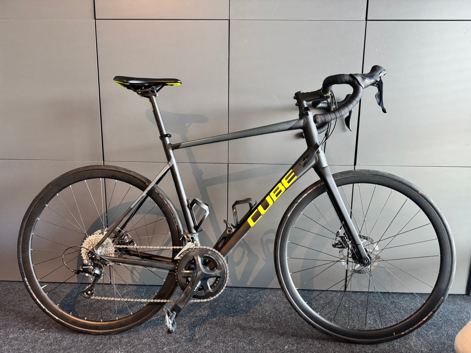 Cube attain pro Black/Flashyellow 2021, Fietsen en Brommers, 28 inch, Gebruikt, Heren, Aluminium