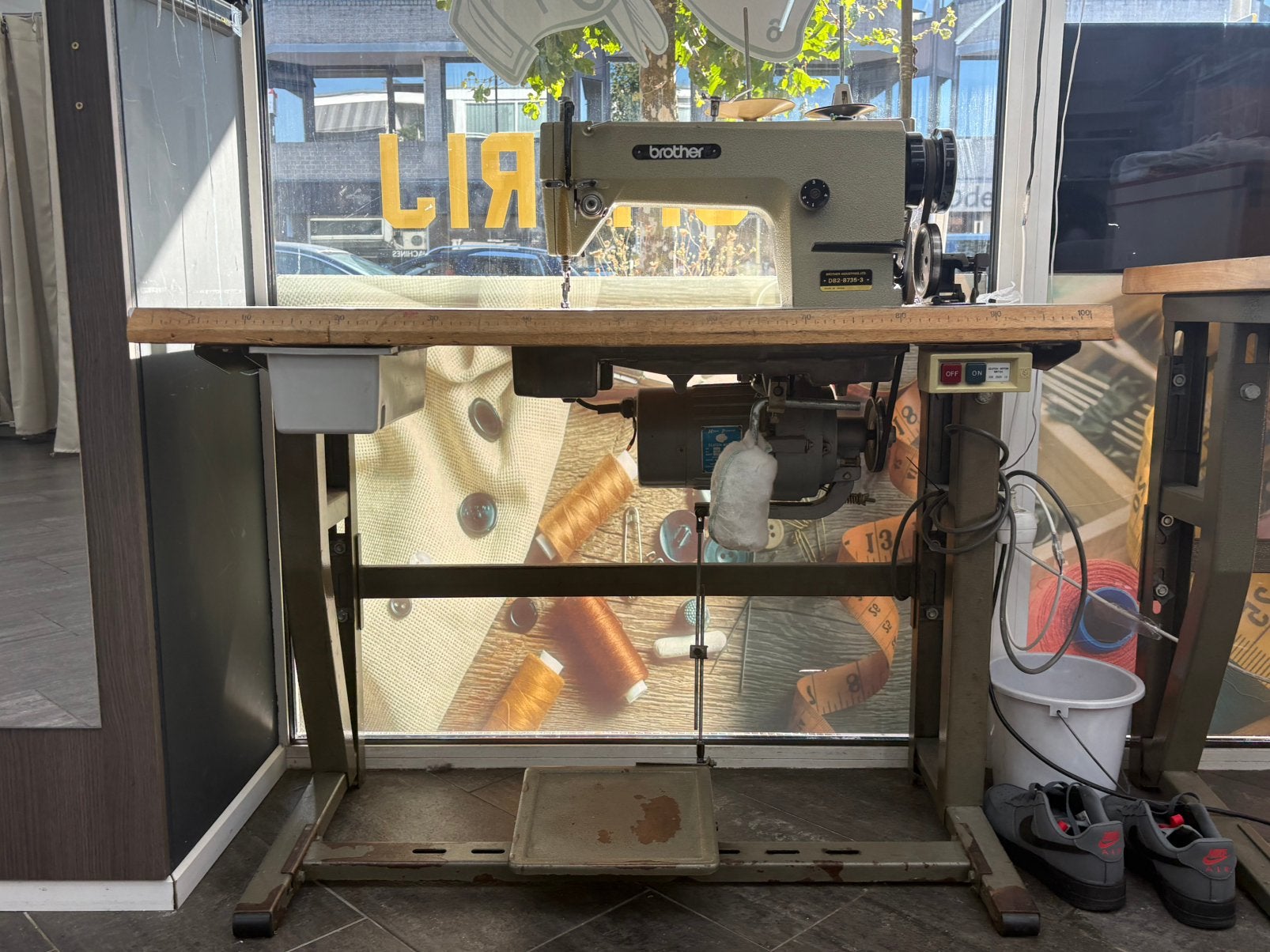 Professionele naaimachine brother DB2-B735-3, Hobby en Vrije tijd, Naaimachines en Toebehoren, Ophalen, Zo goed als nieuw