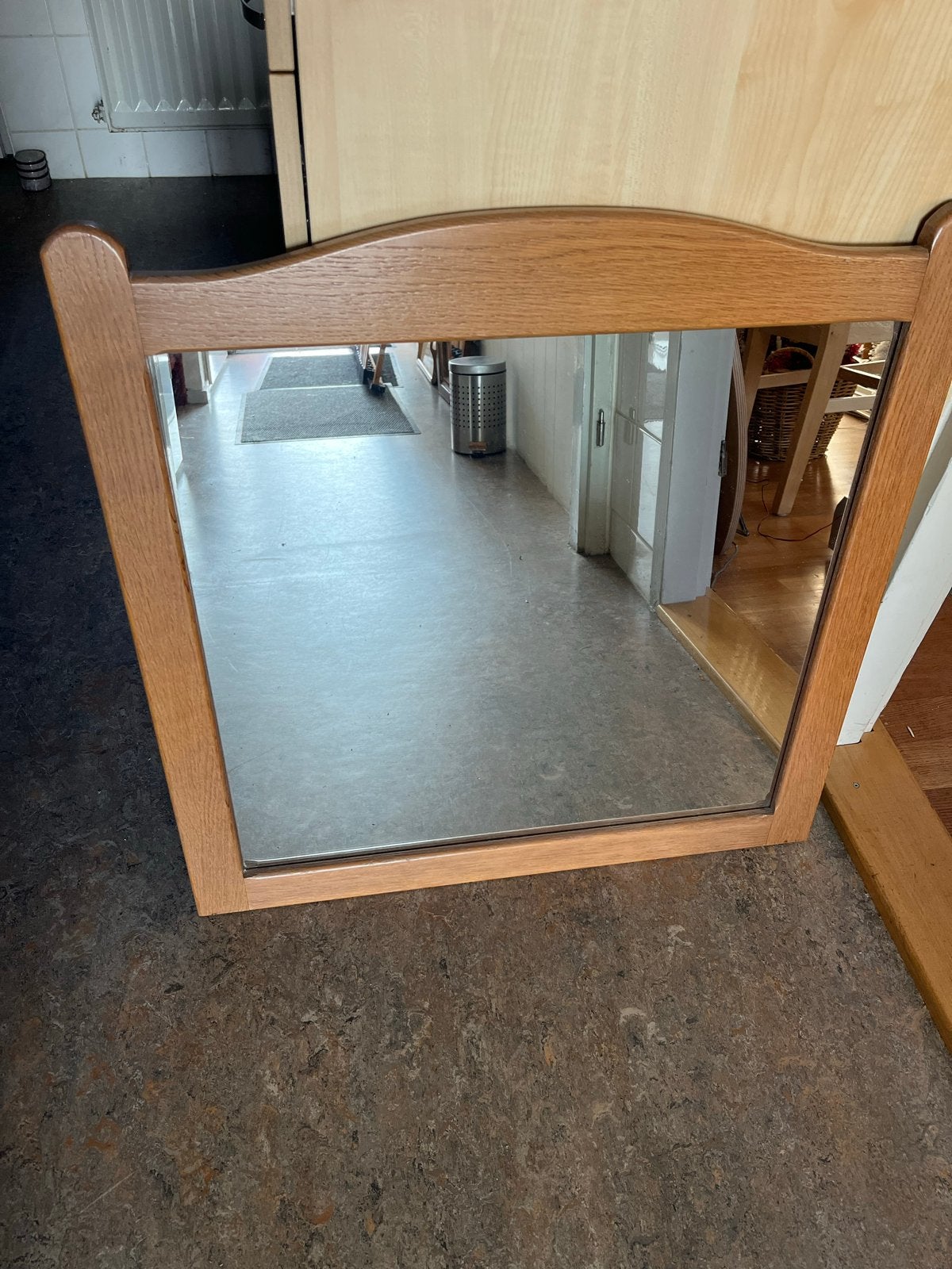 Houten spiegel met sierlijke rand, Antiek en Kunst, Antiek | Spiegels, Ophalen of Verzenden, Rechthoekig, 50 tot 100 cm