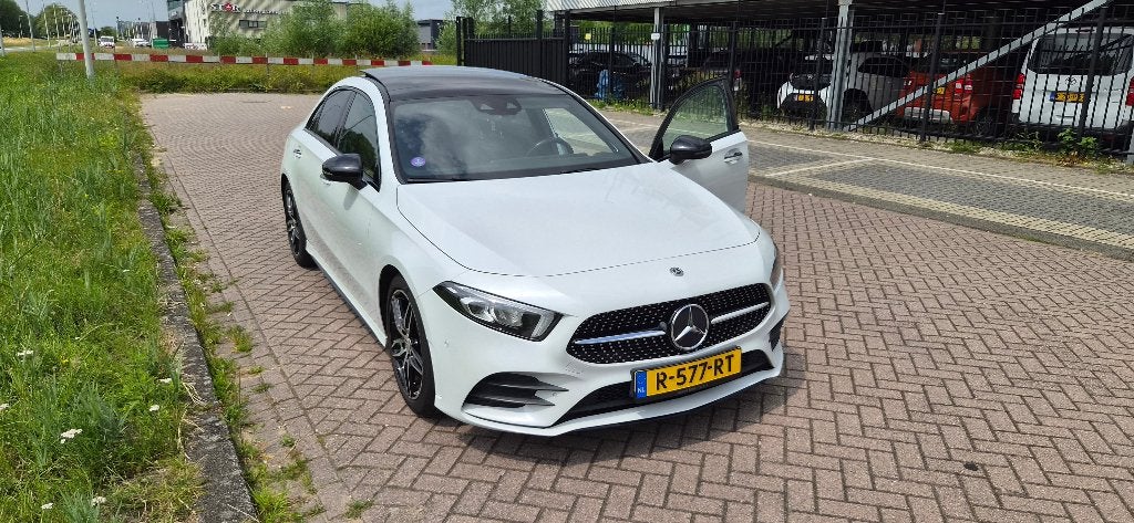 Mercedes-Benz A-Klasse A 250 AMG 224pk PANO 2019, Auto's, Dealer onderhouden, 730 kg, 4 cilinders, Wit