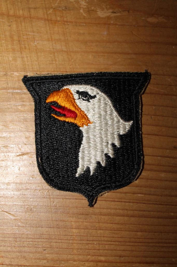 US Mouwembleem 101ste Airborne division WO2, Verzamelen, Militaria | Tweede Wereldoorlog, Ophalen of Verzenden, Overige soorten