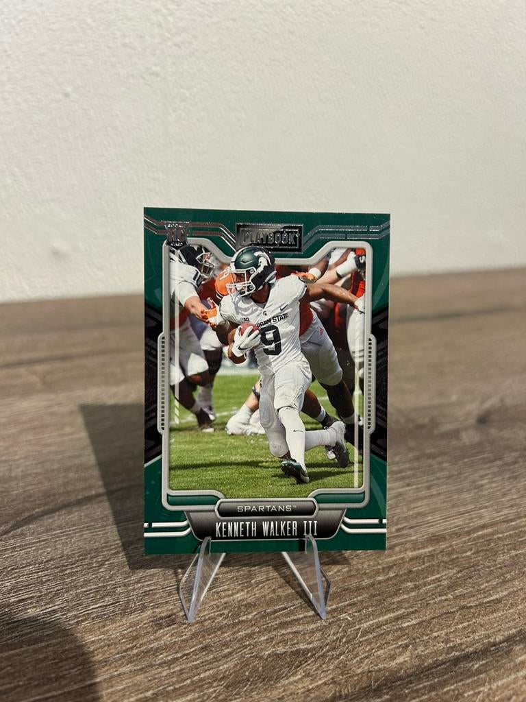 Kenneth Walker III 2022 Panini Chronicles Playbook Draft #8, Ophalen of Verzenden, Zo goed als nieuw, Buitenlandse clubs, Poster, Plaatje of Sticker