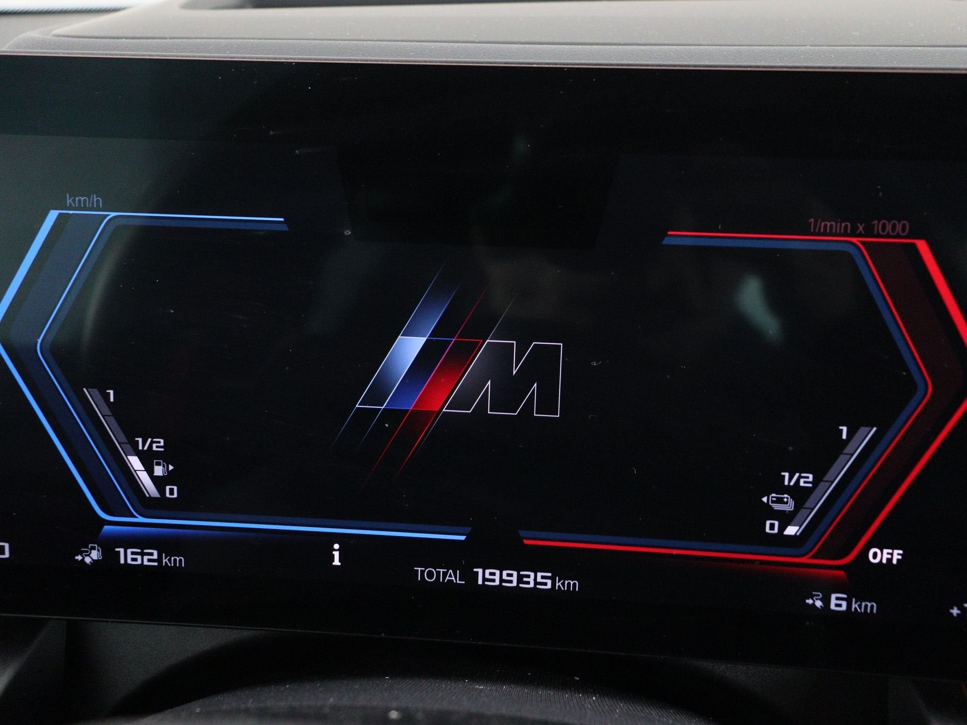BMW M5 Sedan Accu SoH 100% (bj 2025, automaat), Auto's, Gebruikt, 4395 cc, Overige brandstoffen, Zwart