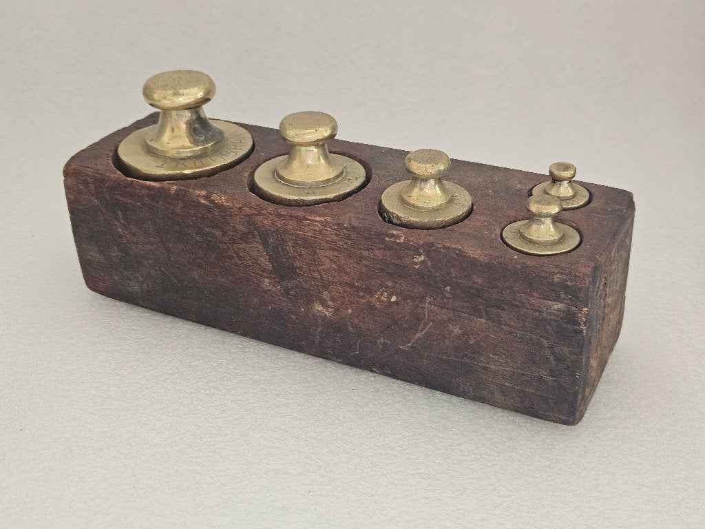 Antieke weegschaalgewichten in eikenhouten blok, Antiek en Kunst, Ophalen of Verzenden