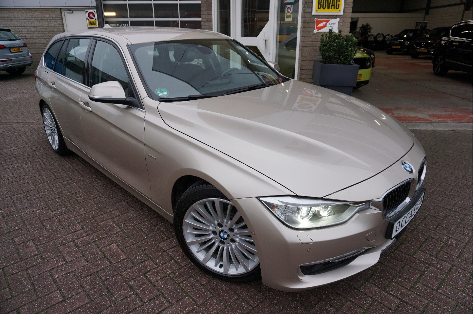 BMW 3 Serie Touring 328I Luxury Line Automaat (bj 2013), Auto's, Automaat, 745 kg, Gebruikt, Zwart