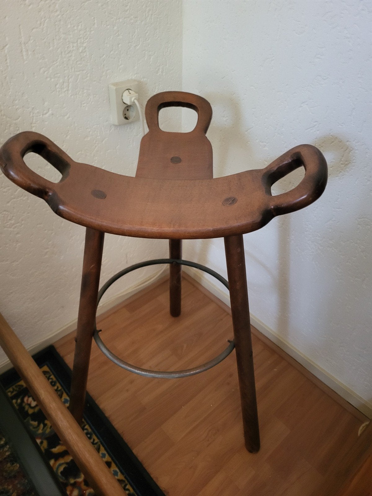 Oude houten kruk met rugleuning en handvatten, Ophalen, Gebruikt, Hout