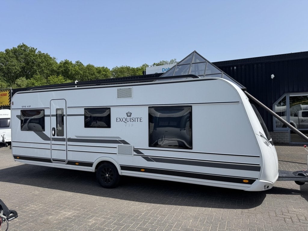 LMC Exquisite 595 VIP 2024 | Vrijst. Queensbed | Voortent, Caravans en Kamperen, Caravans, Rondzit, Schokbreker, Bedrijf, 5 tot 6 meter