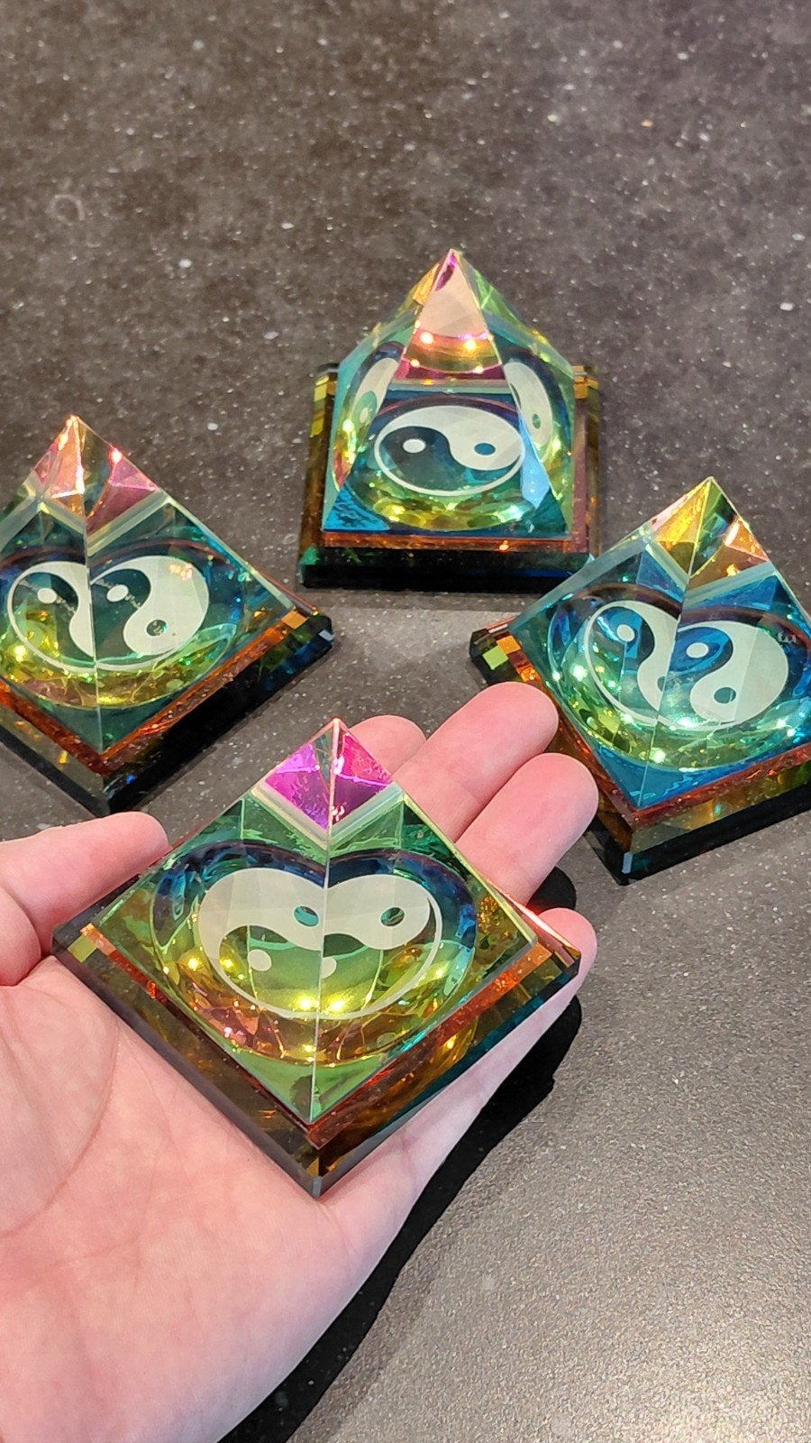 Vier grote glazen prisma ying yang piramides, Ophalen of Verzenden, Winkel, Super of Benzinepomp, Zegels, Bonnen of Punten