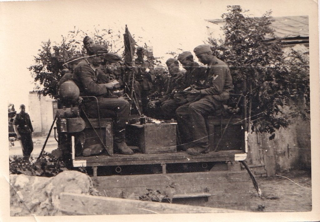 WOII Foto 1941 – Wehrmacht op Voertuig Russland 1941, Ophalen of Verzenden, Voor 1940, Zo goed als nieuw, Overige onderwerpen