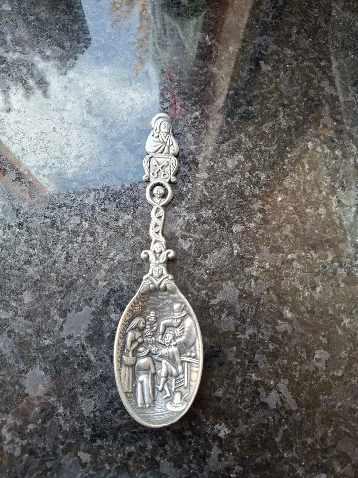 Decoratieve tinnen lepel met reliëf van volkstaferelen, Ophalen of Verzenden