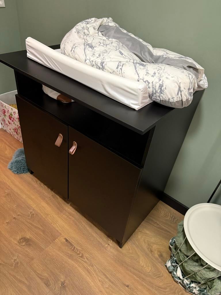 Zwarte commode met aankleedkussen en hoezen, Kinderen en Baby's, Kinderkamer | Commodes en Kasten, Ophalen, Gebruikt, 50 tot 70 cm