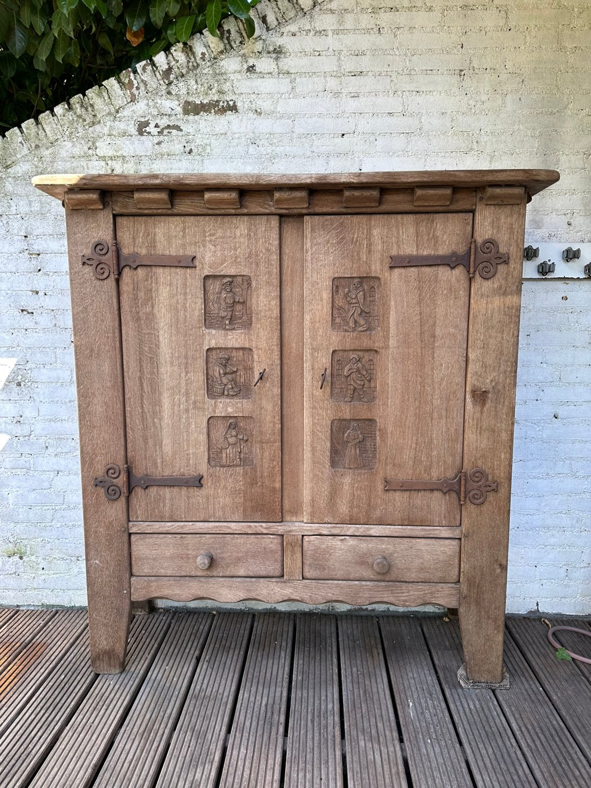 Antieke houten kast met handgesneden figuren, Ophalen
